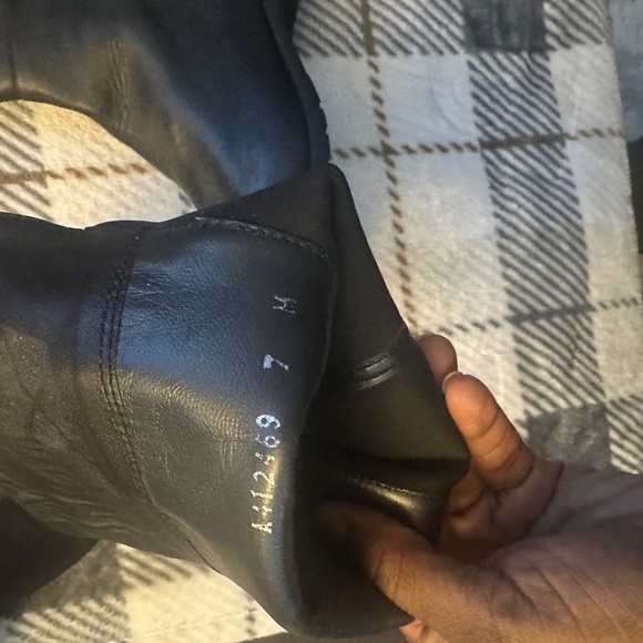 Stuart Weitzman - Picture 4 of 5